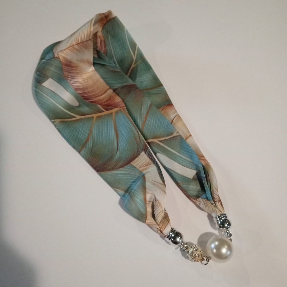 NECKERCHIEF/Scarf Necklace Green Floral Silk Feel Magnetic Pearl Closure Accents